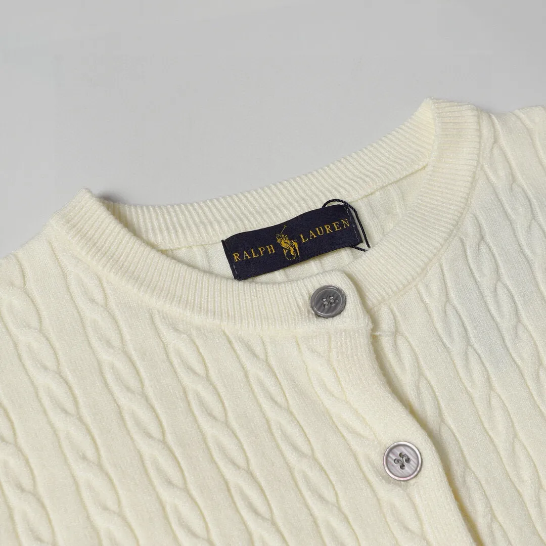 P166 Style No.: 602 -Ralph Lauren RL cardigan with classic war horse logo embroidery on the chest, long-sleeved sweater sweater jacket -The item is made of custom-dyed and custom-spun yarn, purchased from the original version. A full set of customized accessories. Details determine success or failure. Heavy new autumn and winter style. The weight of the item is as high as 800 grams. It is soft and delicate and does not tie the body. The upper body effect is very nice. Loose fit. Women's style. -Color: black, off-white, milk tea, light gray, dark gray. Navy blue red khaki red - Size: S / M / L S size 80-100 catties M size 100-120 catties Large size 120-135 catties